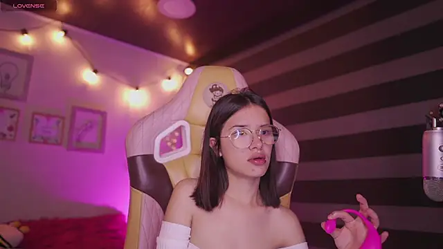 Lana Dreams  online show from 11.05.25