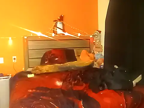 Snapshot of LusciousKandy chatting on 10.04.25 LusciousKandy online show from 10.04.25