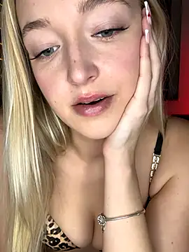 Snapshot of emilypeperoni chatting on 12.19.25 emilypeperoni online show from 12.19.25