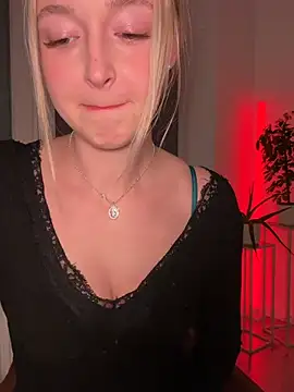 Snapshot of emilypeperoni chatting on 03.03.26 emilypeperoni online show from 03.03.26