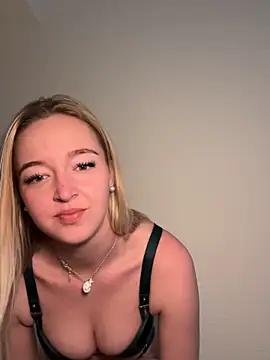 Snapshot of emilypeperoni chatting on 03.26.26 emilypeperoni online show from 03.26.26