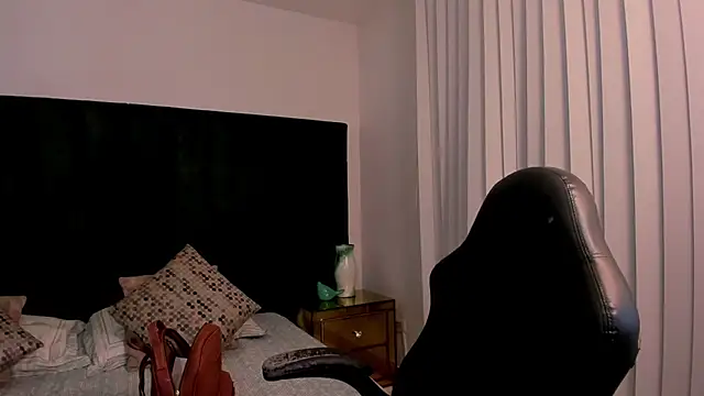 SaraWagner  online show from 04.11.26