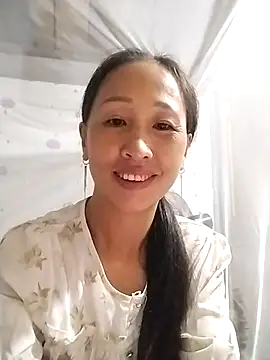 Snapshot of cute_love00 chatting on 10.02.25 cute love00 online show from 10.02.25