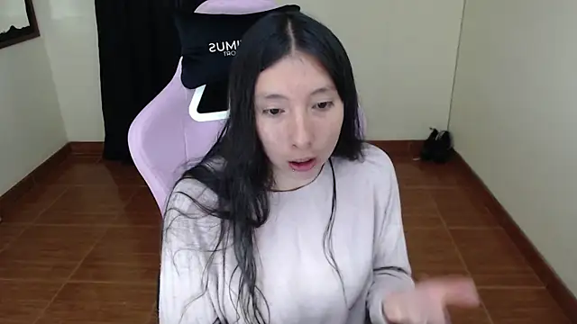 Snapshot of ScarlettShirahoshi chatting on 10.01.25 ScarlettShirahoshi online show from 10.01.25