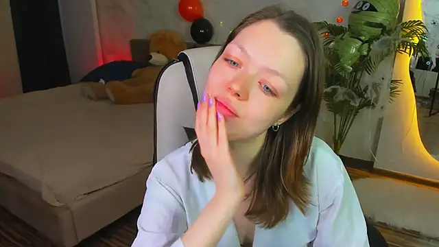 Lunar Lily online show from 11.03.25