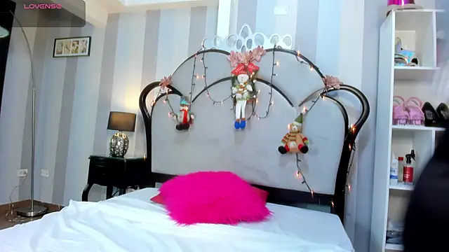 MiaAmore  online show from 12.17.25