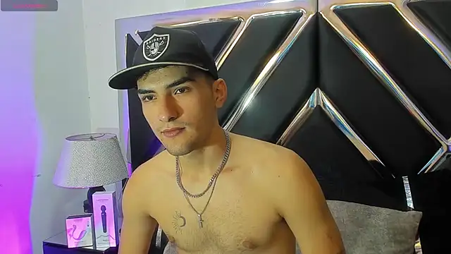 Snapshot of AlekRuizx chatting on 10.15.25 AlekRuizx online show from 10.15.25