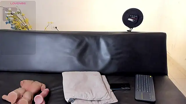 Snapshot of zarek_lux chatting on 05.19.26 zarek lux online show from 05.19.26