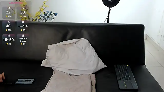 Snapshot of zarek_lux chatting on 05.21.26 zarek lux online show from 05.21.26