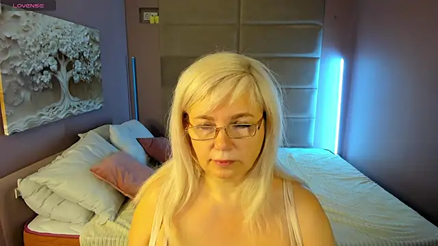 Snapshot of Hella_Fabel chatting on 05.24.26 Hella Fabel online show from 05.24.26