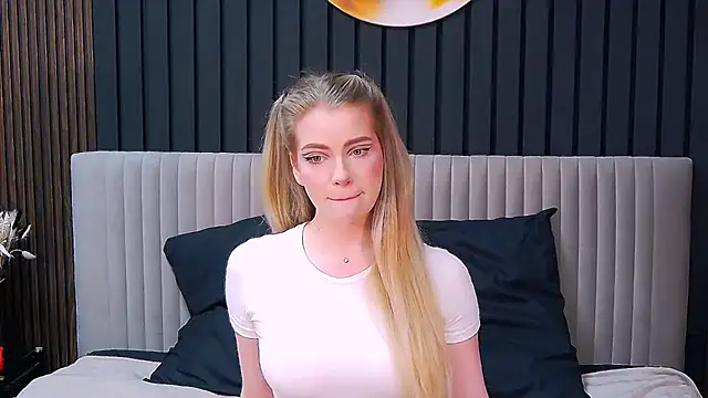 Snapshot of MilanaCeleste chatting on 12.04.25 MilanaCeleste online show from 12.04.25