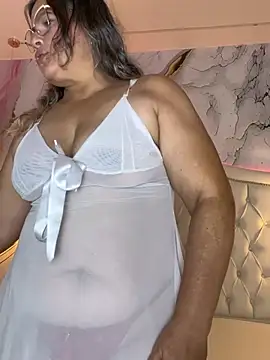 Snapshot of Lucy_Milf_474 chatting on 04.18.26 Lucy Milf 474 online show from 04.18.26