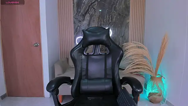 chloegils  online show from 10.24.25