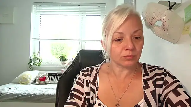 Linsy Kim online show from 09.23.25