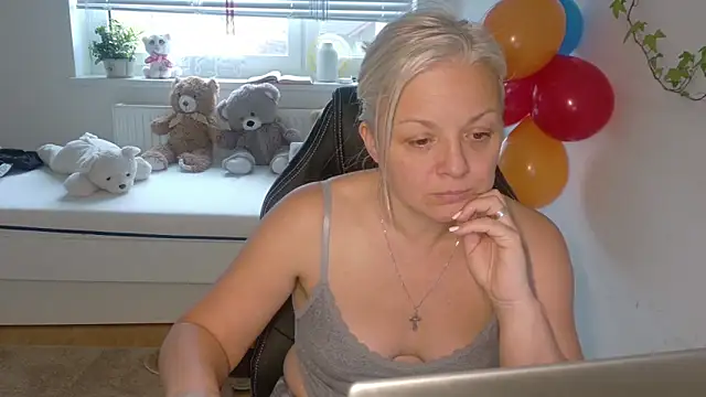 Linsy Kim online show from 12.14.25