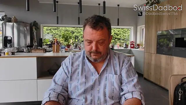 Snapshot of SwissDadbod chatting on 09.11.25 SwissDadbod online show from 09.11.25