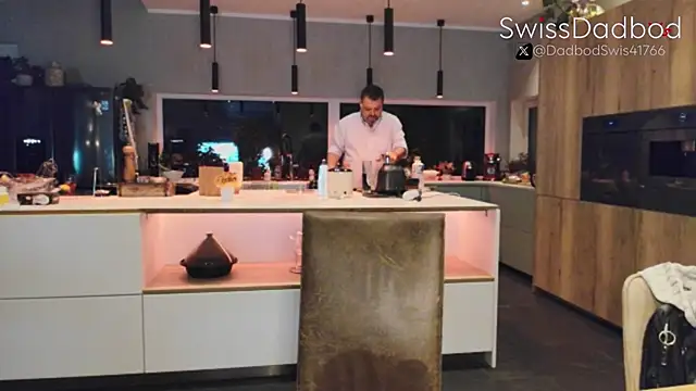 Snapshot of SwissDadbod chatting on 09.12.25 SwissDadbod online show from 09.12.25