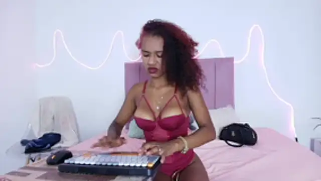 Snapshot of Valerin_salazar chatting on 11.07.25 Valerin salazar online show from 11.07.25