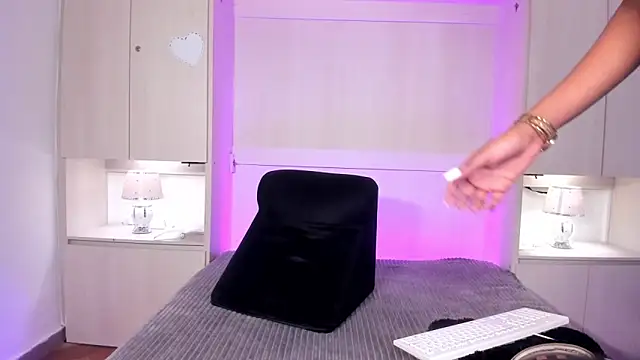 Stefannyevans  online show from 05.14.26