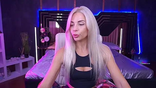 Snapshot of BellaRayyy chatting on 10.09.25 BellaRayyy online show from 10.09.25