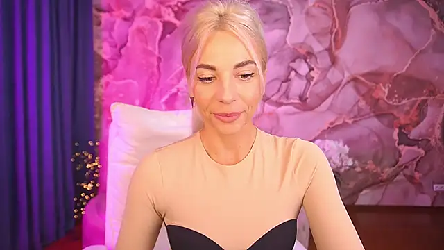 Snapshot of BellaRayyy chatting on 10.15.25 BellaRayyy online show from 10.15.25