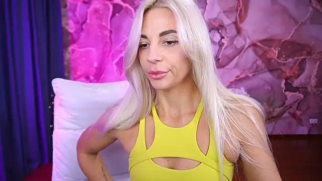 Snapshot of BellaRayyy chatting on 10.17.25 BellaRayyy online show from 10.17.25