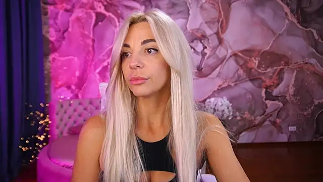 Snapshot of BellaRayyy chatting on 10.20.25 BellaRayyy online show from 10.20.25