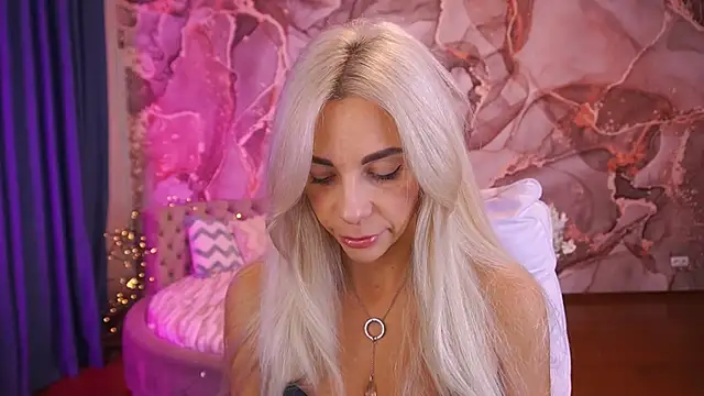 Snapshot of BellaRayyy chatting on 10.26.25 BellaRayyy online show from 10.26.25