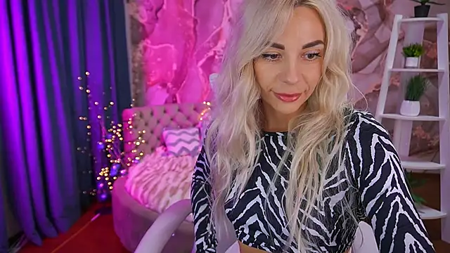 Snapshot of BellaRayyy chatting on 11.02.25 BellaRayyy online show from 11.02.25