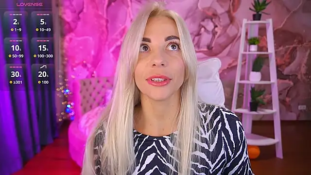 Snapshot of BellaRayyy chatting on 11.07.25 BellaRayyy online show from 11.07.25