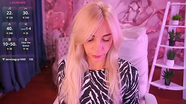 Snapshot of BellaRayyy chatting on 11.15.25 BellaRayyy online show from 11.15.25