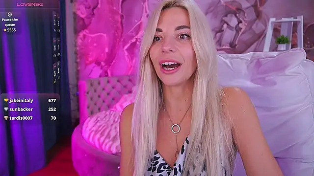 Snapshot of BellaRayyy chatting on 11.27.25 BellaRayyy online show from 11.27.25