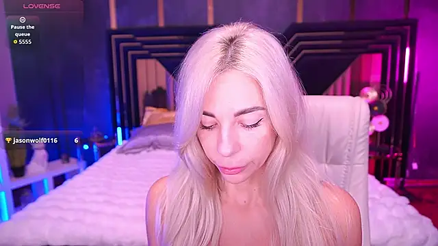 Snapshot of BellaRayyy chatting on 11.30.25 BellaRayyy online show from 11.30.25