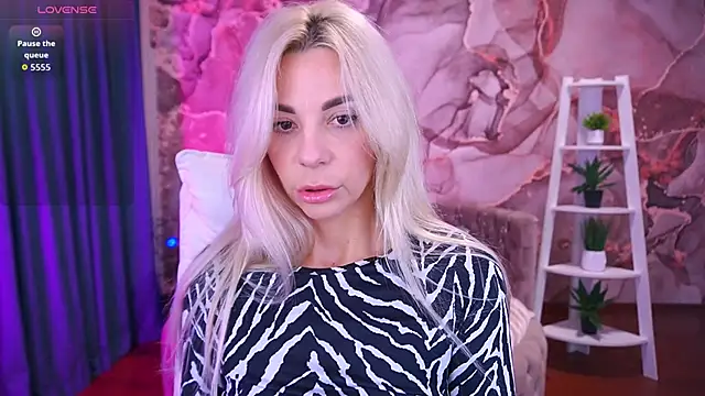 Snapshot of BellaRayyy chatting on 12.02.25 BellaRayyy online show from 12.02.25