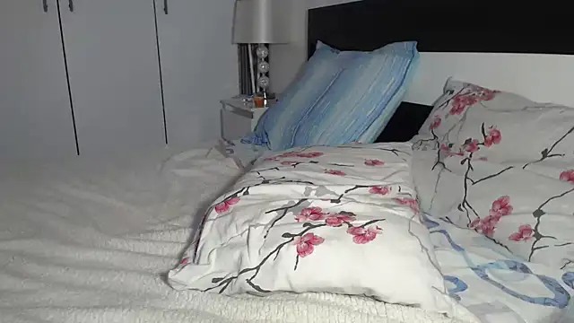 Snapshot of petite_danielle chatting on 10.18.25 petite danielle online show from 10.18.25