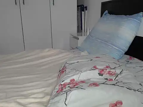 Snapshot of petite_danielle chatting on 02.09.26 petite danielle online show from 02.09.26