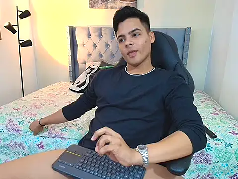 Snapshot of stewart_mateo_ chatting on 09.20.25 stewart mateo  online show from 09.20.25