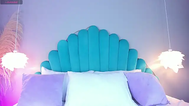 AlassiaHocthner online show from 11.25.25