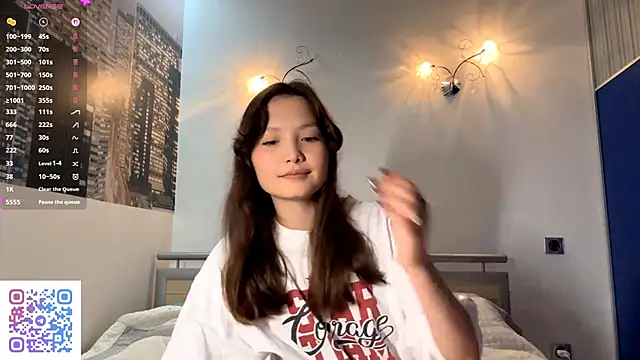 Snapshot of KiraVelvet chatting on 09.17.25 KiraVelvet online show from 09.17.25