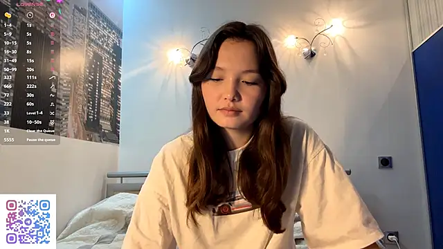 Snapshot of KiraVelvet chatting on 09.18.25 KiraVelvet online show from 09.18.25