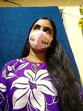 Snapshot of mini-queen chatting on 03.12.26 mini-queen online show from 03.12.26