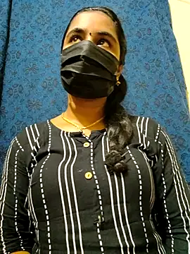 Snapshot of mini-queen chatting on 03.21.26 mini-queen online show from 03.21.26