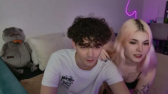 Snapshot of Alice18James chatting on 09.25.25 Alice18James online show from 09.25.25