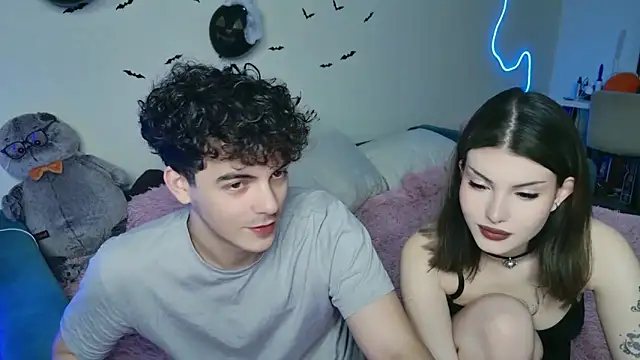 Snapshot of Alice18James chatting on 10.17.25 Alice18James online show from 10.17.25