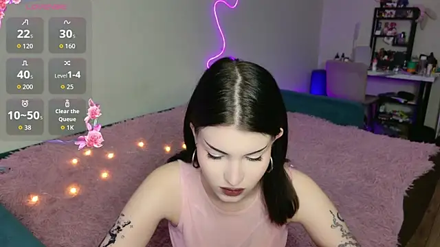 Snapshot of Alice18James chatting on 12.14.25 Alice18James online show from 12.14.25