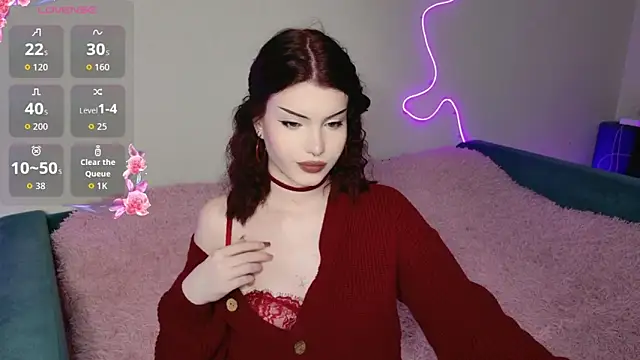 Snapshot of Alice18James chatting on 12.21.25 Alice18James online show from 12.21.25