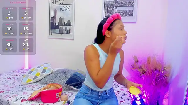 Snapshot of karol_bustamante chatting on 09.23.25 karol bustamante online show from 09.23.25