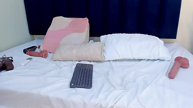 sophieturner mg online show from 04.16.26