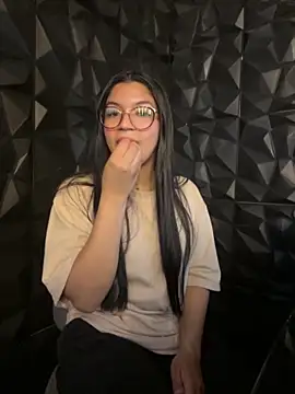 Snapshot of lil_charme chatting on 11.10.25 lil charme online show from 11.10.25