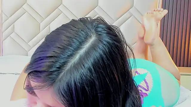 MiaaFarrel online show from 11.21.25